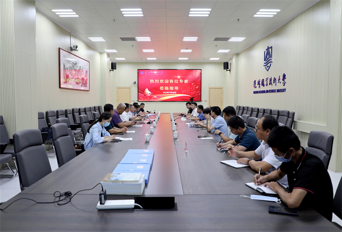 1专家组在图书�?楼会议室听取智慧矿山实训基地建设汇报.jpg 1专家组在图书�?楼会议室听取智慧矿山实训基地建设汇报.jpg