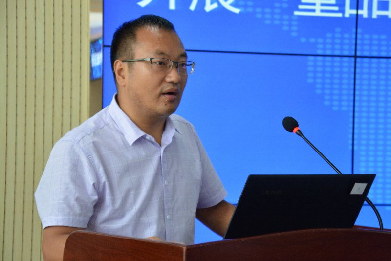 我院科技产业处刘伟锋老师做学院科研经验交流发言.jpg 我院科技产业处刘伟锋老师做学院科研经验交流发言.jpg